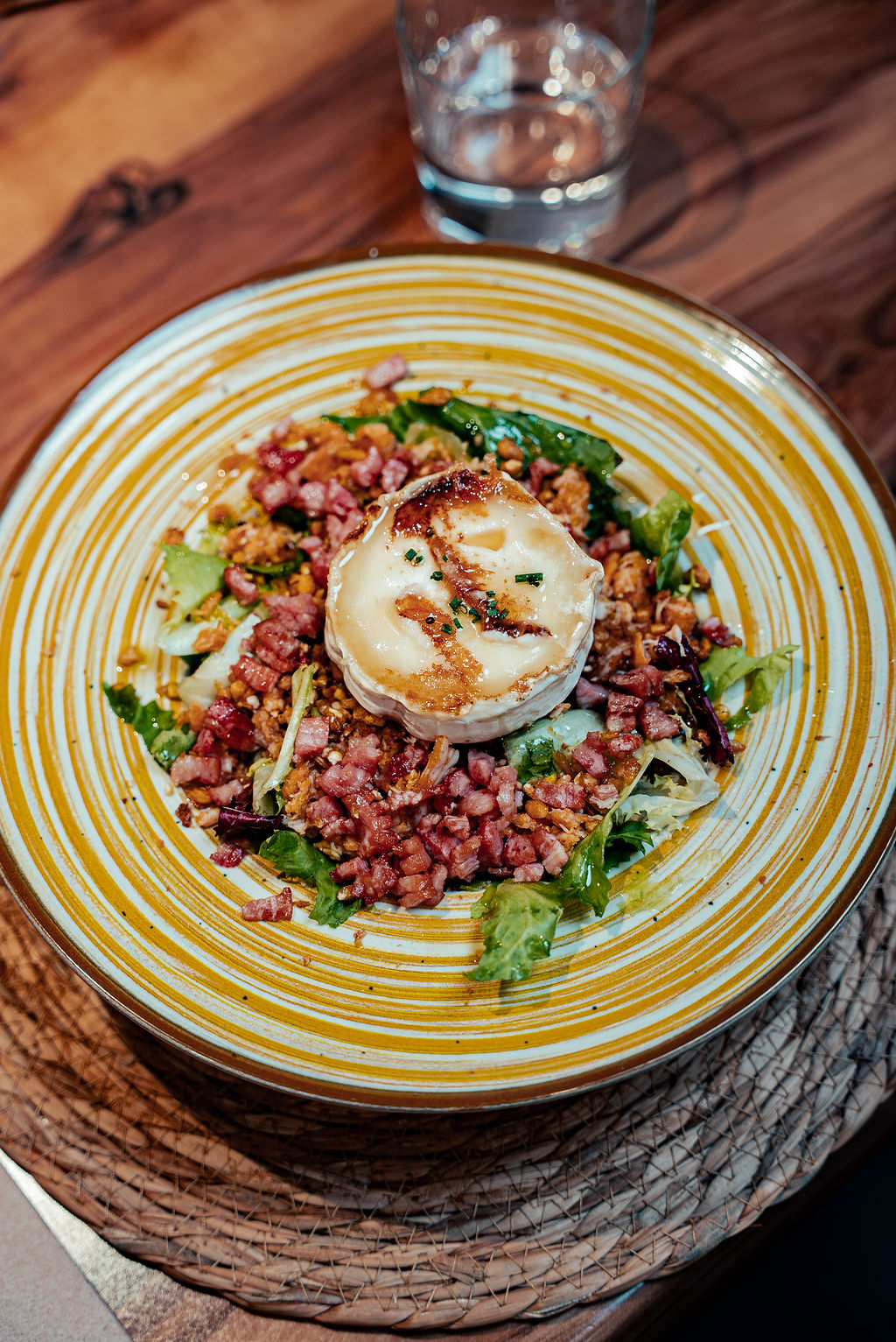 Ensalada de Rulo de cabra, pollo, bacon, kikos, con salsa miel y mostaza